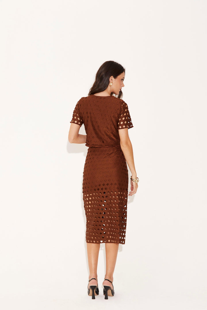 Total Look: Saia Mídi e Casaqueto Laser Brown