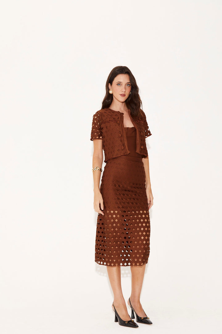 Total Look: Saia Mídi e Casaqueto Laser Brown