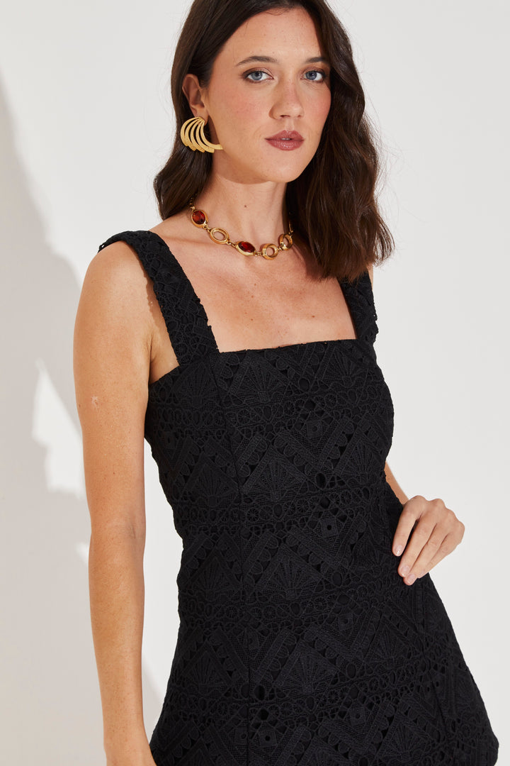 Total Look: Top Alberta e Short Aline Guipir Preto