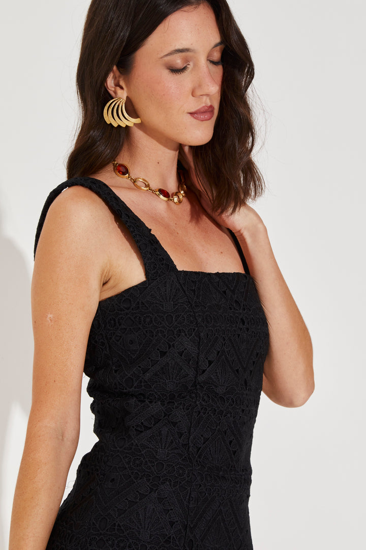 Total Look: Top Alberta e Short Aline Guipir Preto