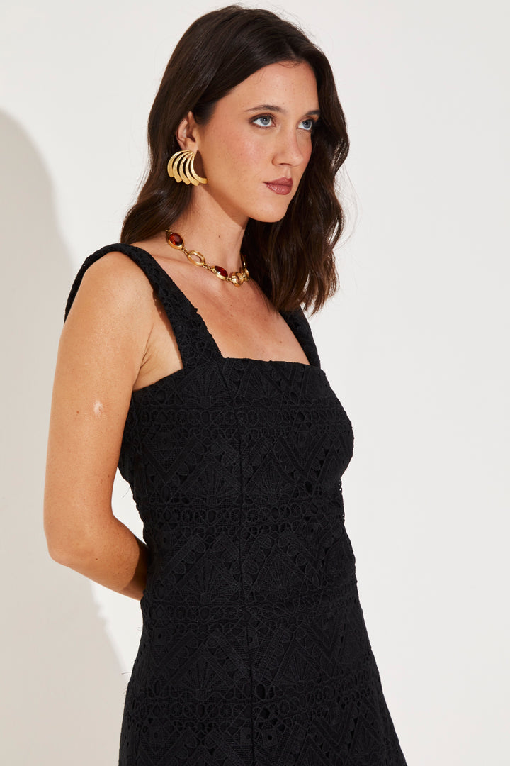 Total Look: Top Alberta e Short Aline Guipir Preto