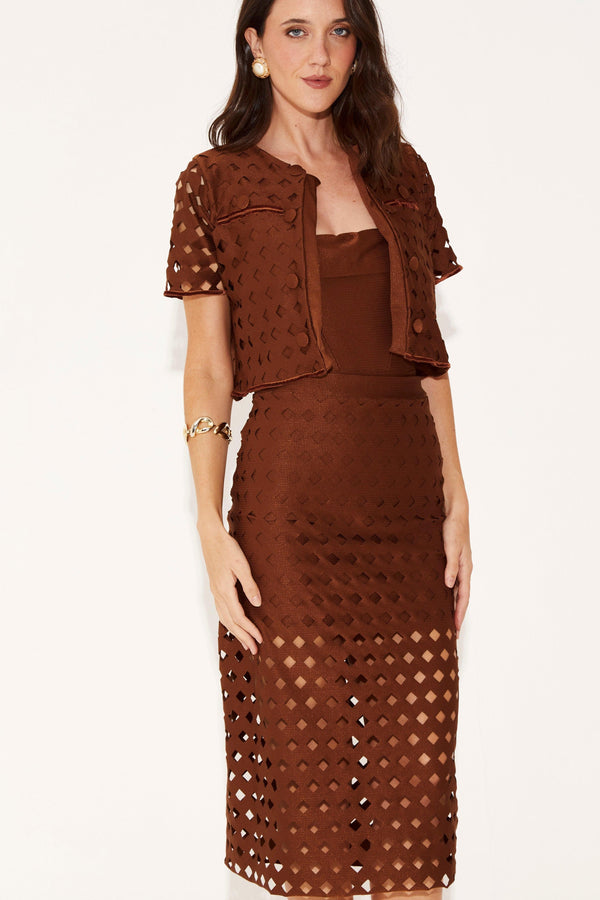 Total Look: Saia Mídi e Casaqueto Laser Brown