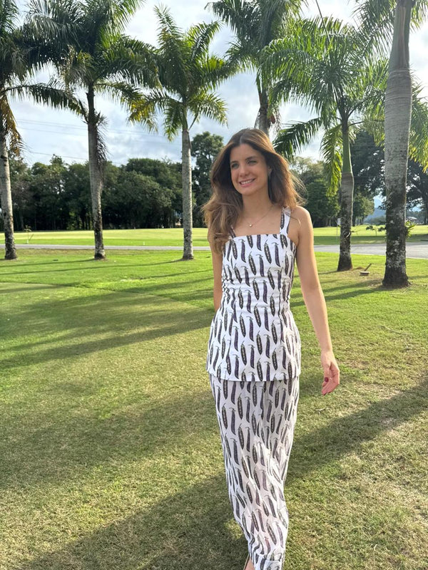Carol Kucher veste: Total Look Top Isadora e Saia Antonela Ervilhas fundo branco
