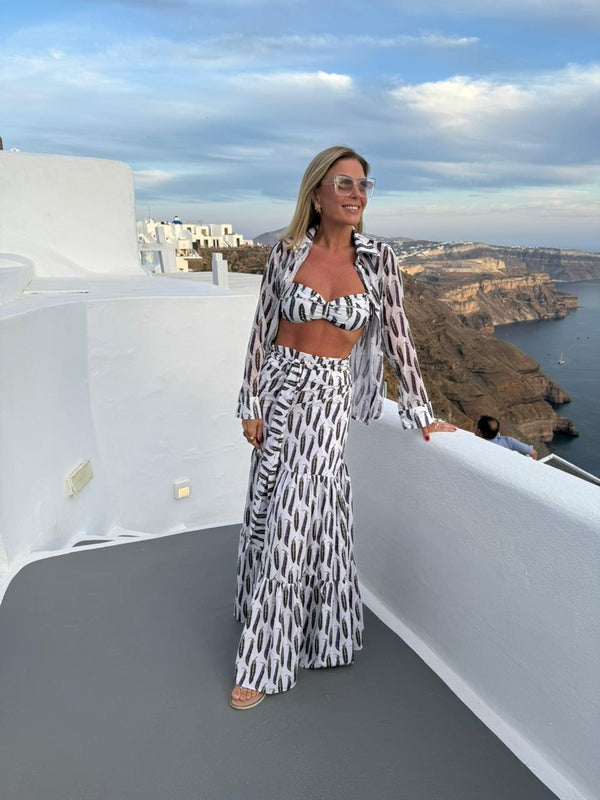 Dani Cabrera veste: Total Look Ervilhas fundo branco