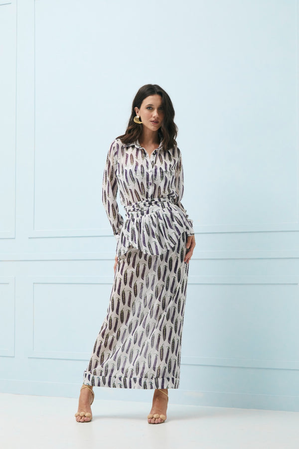 Total Look: Camisa Classic e Saia Antonela Ervilhas Fundo Branco